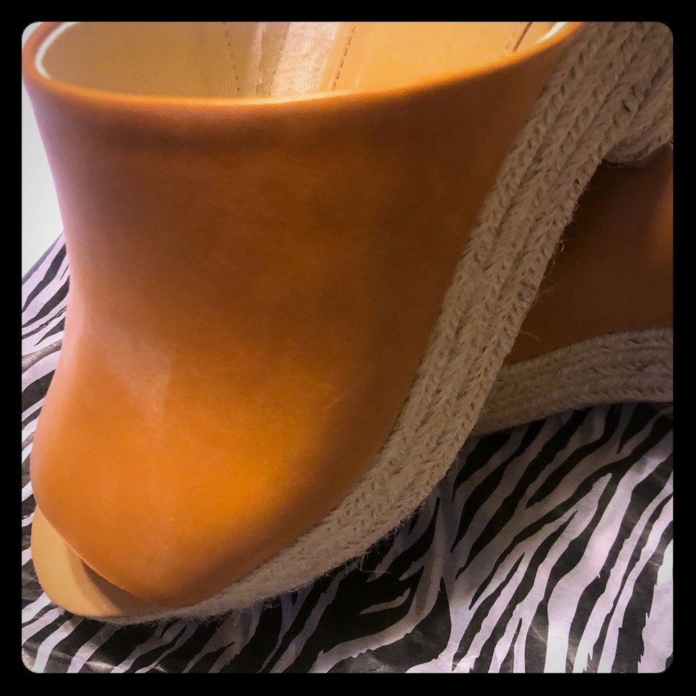 Size 9 Tan leather Soludo espadrille platforms.